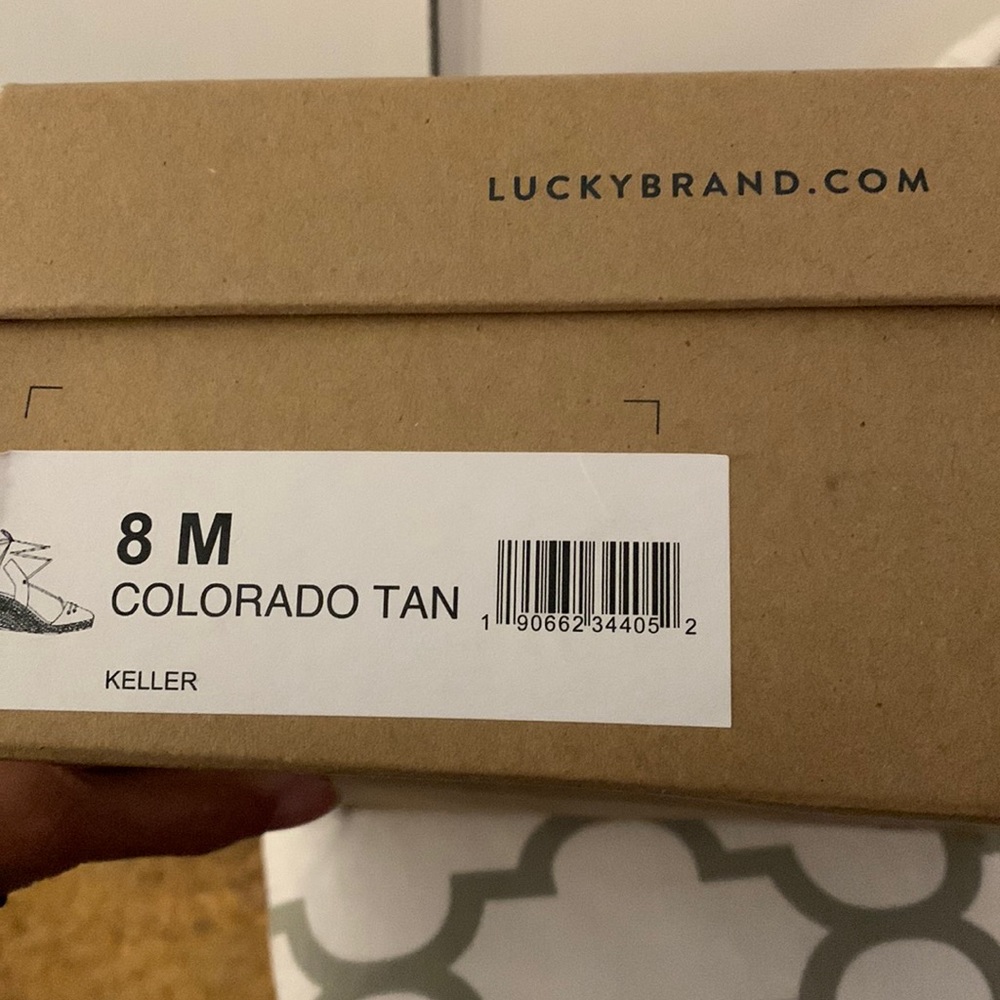 Womens size 8 sandals  color Tan